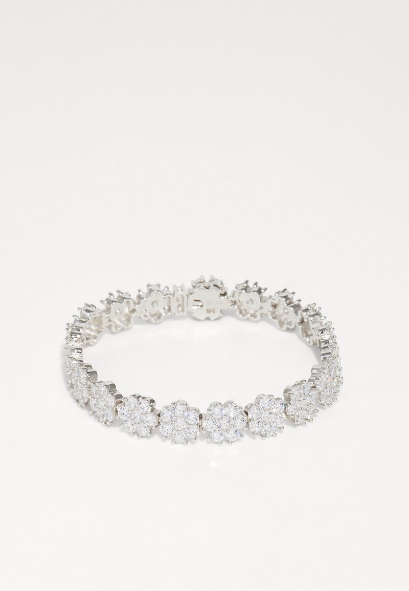 Bracciale d'argento con grappoli a forma di fiore di pietre trasparenti e scintillanti, che creano un motivo continuo con una texture liscia.