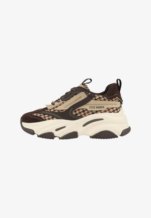 Chunky Sneaker mit braunem Wildleder, beigem und gemustertem Obermaterial, dicke weiße Sohle und "Steve Madden" Branding an der Seite.