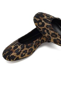 Een paar ballerina's met luipaardprint en ronde neuzen, bedekt met kleine zwarte en gouden rhinestones, op een witte achtergrond.