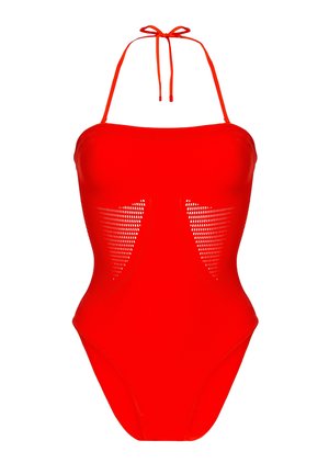 Rode een-piece bikini met een strapless ontwerp, voorzien van gaaszijpanelen en een halternek-knoop. Gladde textuur, minimale bedekking bij de heupen.