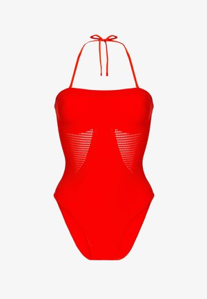 Costume da bagno intero rosso con design senza spalline, caratterizzato da pannelli laterali in rete e un nodo al collo stile halter. Texture liscia, copertura minima sui fianchi.