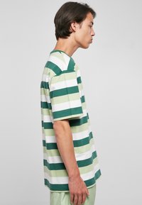 Starter STARTER SUN STRIPES - Marškinėliai su spaudiniu - darkfreshgreen vintagegreen white