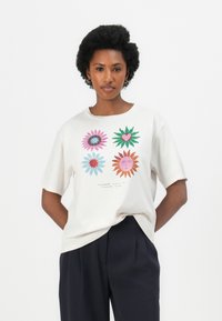 Weißes Baumwoll-T-Shirt mit einem bedruckten Design von vier bunten Blumen in Rosa, Grün und Orange. Lockere Passform mit kurzen Ärmeln.