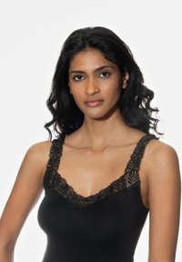 Zwarte hemdtop met kantafwerking, met een V-halslijn, textuurbandjes en een nauwsluitend ontwerp. Gladde stof met gedetailleerde accenten.