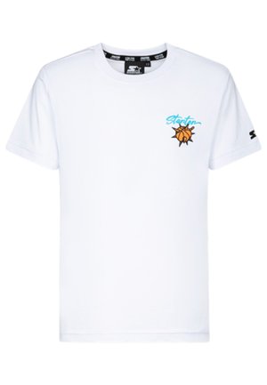 Maglietta bianca a maniche corte con scritta "Starter" blu e logo arancione di una palla da basket sul petto sinistro e logo nero di Starter sulla manica sinistra.