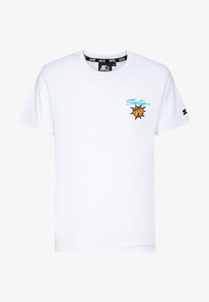 Maglietta bianca a maniche corte con scritta "Starter" blu e logo arancione di una palla da basket sul petto sinistro e logo nero di Starter sulla manica sinistra.