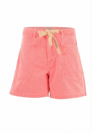 Koraalroze katoenen shorts met grote zakken aan de voorkant en een beige stoffen ceintuur in de taille.