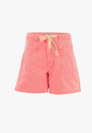 Shorts en coton rose corail avec de grandes poches avant et une ceinture nouée en tissu beige à la taille.
