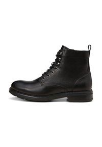 Stivaletti alla caviglia in pelle nera con finitura texture, dotati di occhielli metallici rotondi, lacci e tacco impilato. Strappo sul retro.