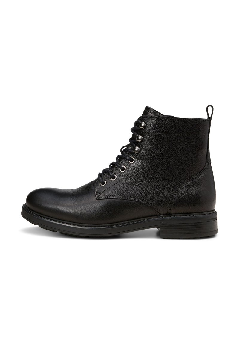 Stivaletti alla caviglia in pelle nera con finitura texture, dotati di occhielli metallici rotondi, lacci e tacco impilato. Strappo sul retro.