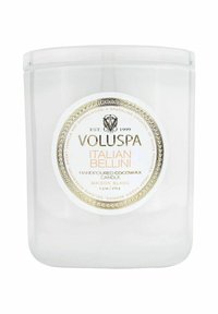 Voluspa Italian Bellini kynttilä kirkkaassa lasimaljassa. Sisältää kultaisen etiketin, jossa on koristeellisia yksityiskohtia. Käsin valettu kookosvaha, 9,5 unssia.