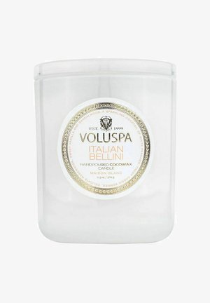 Voluspa italiensk Bellini stearinlys i en klar glasbeholder. Har en guldmærkat med udsmykkede detaljer. Håndhældt kokosvoks, 9,5 oz.