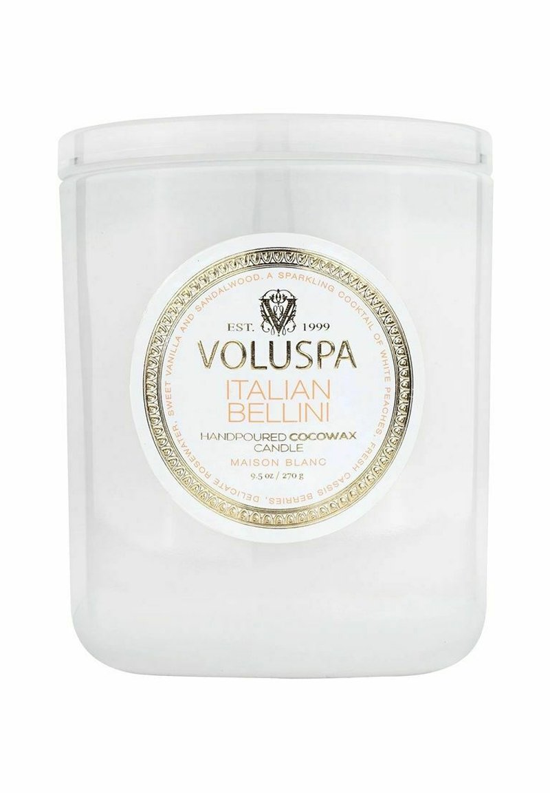 Voluspa Italian Bellini kynttilä kirkkaassa lasimaljassa. Sisältää kultaisen etiketin, jossa on koristeellisia yksityiskohtia. Käsin valettu kookosvaha, 9,5 unssia.