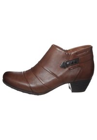 Bottines en cuir marron avec un bout arrondi, des plis diagonaux, une sangle sur le côté avec des accents en métal, et un petit talon empilé.