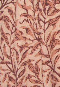 Puuvillakangas, jossa on beige tausta ja ruskeita lehtikuvioita, esittelee hienoa yksityiskohtaisuutta ja sileää pintaa.