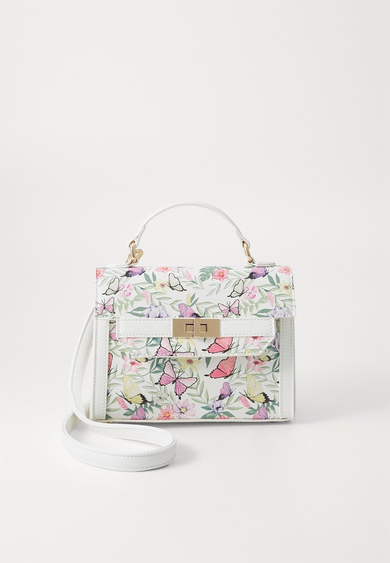 Sac à main à imprimé floral avec une base blanche, décoré de papillons et de fleurs. Il présente une forme structurée, des accessoires dorés et une bandoulière amovible.