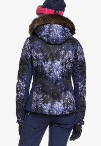 Skijacke mit Kapuze in dunkelblauem und lila Galaxy-Muster, mit Kunstfellbesatz, gestepptem Stoff und elastischen Bündchen.
