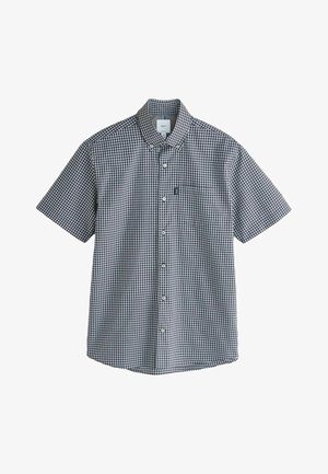 Kurzärmeliges Hemd mit Knopfleiste, schwarz-weiß kariertem Muster und einer Brusttasche vor weißem Hintergrund.