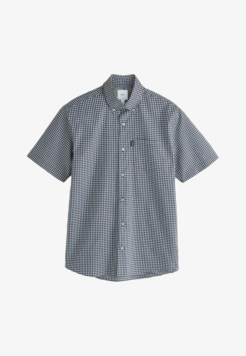 Chemise à manches courtes à boutons avec un motif à carreaux noirs et blancs et une poche avant sur un fond blanc.