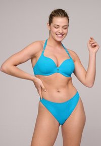 Zestaw bikini w kolorze turkusowym wykonany z teksturowanego materiału. Top na halter z zapięciem z przodu oraz pasujące, wysoce taliowane majtki o gładkim wykończeniu.