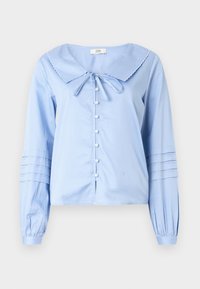 Jasnoniebieska bluzka z długim rękawem z dużym falowanym kołnierzem, zapięciem na guziki z przodu oraz marszczonymi rękawami ozdobionymi plisami.