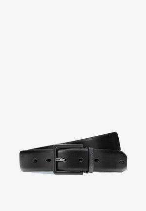 Zwarte leren riem met een rechthoekige metalen gesp. Gladde textuur met verschillende gaatjes voor verstelbaarheid. Minimalistisch ontwerp, zonder extra patronen.