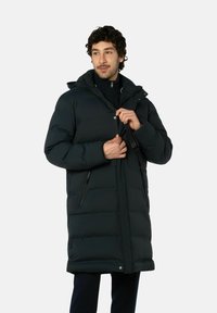 Luchtige zwarte donsjas met capuchon, ritssluiting en zijzakken. Heeft een iets langer model en is gemaakt van een glad, duurzaam materiaal.