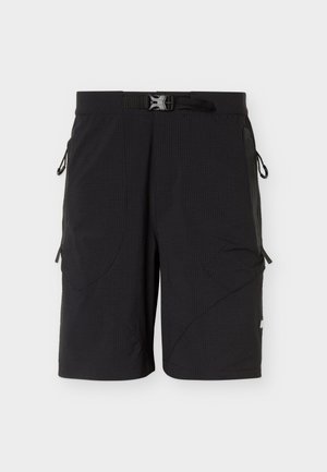 Sorte shorts til knærne med justerbart belte med spenne og glidelåslommer på sidene, designet for casual eller utendørs bruk.