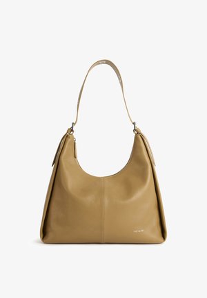 Borsa hobo in pelle morbida di colore beige con silhouette curva, tracolla singola e dettagli del logo discreti. Presenta una chiusura con cerniera e una texture liscia.