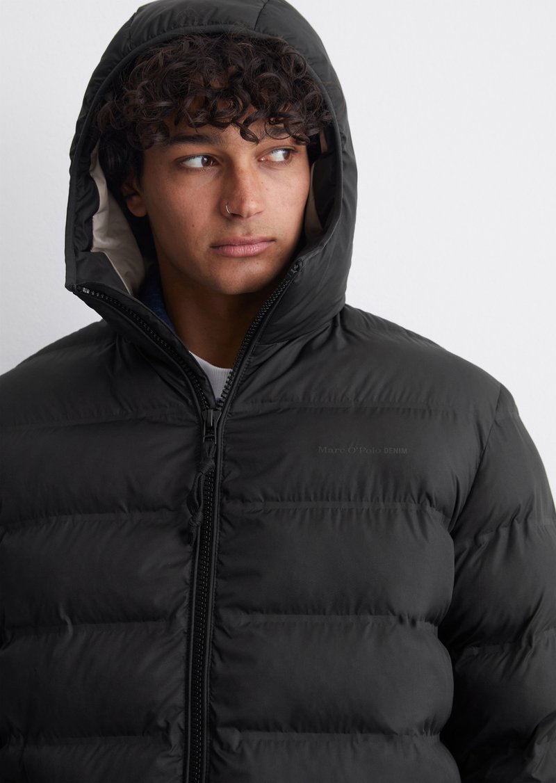 Schwarze Pufferjacke mit Reißverschluss vorne, Kapuze und gestepptem Muster. Verfügt über ein dezentes Logo und bietet Wärme sowie ein elegantes Design.