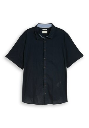 Kurzärmeliges schwarzes Hemd mit Knöpfen und Kragen, aus leichtem Stoff, flach auf weißem Hintergrund dargestellt.