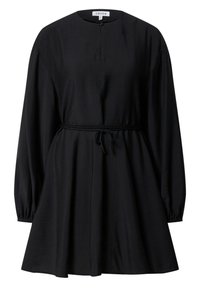 Schwarzes Kleid aus leichtem Stoff, mit rundem Ausschnitt, langen Ärmeln, einem Bindegürtel in der Taille und einem ausgestellten Rock.