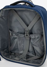 Tmavě modrý batoh uvnitř s šedým podšíváním. Obsahuje popruhy pro zajištění předmětů, síťovou kapsu a hladkou texturu látky. Zapínání na zip.
