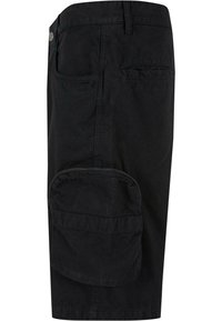 Shorts cargo en coton noir avec une poche zip sur le côté, coupe classique et design à jambes droites. Texture lisse avec des détails de couture minimaux.