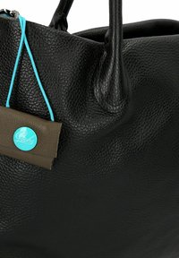 Zwarte leren handtas met een gestructureerd oppervlak, voorzien van blauwe accenten en een label. Handgrepen ontworpen voor gemakkelijk dragen.