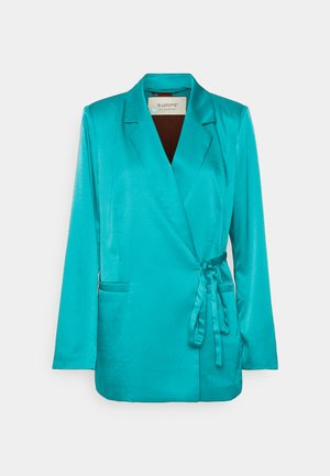 Törökzöld selyem blézerszerű zakó, hajtókkal, hosszú ujjakkal, elülső zsebbel és derékra köthető övvel az állítható illeszkedés érdekében. Sima textúra.