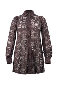 Donkerviolet langekamblouse van kant met bloemenpatroon, knoopsluiting aan de voorkant, puntige kraag en geplooide manchetten.