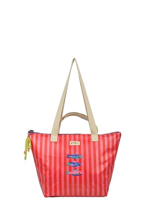 Bolsa tote de rayas rojas y rosas con asas beige, decorada con tres ilustraciones coloridas de peces y un tirador trenzado amarillo para la cremallera.