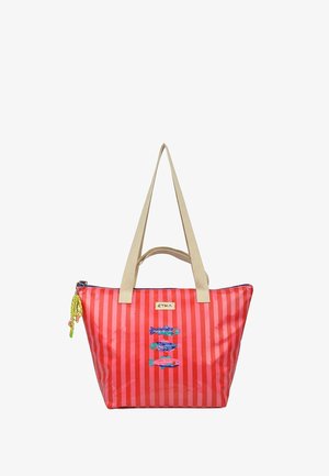Bolsa tote de rayas rojas y rosas con asas beige, decorada con tres ilustraciones coloridas de peces y un tirador trenzado amarillo para la cremallera.