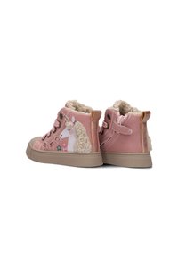 Roze hoge kinder sneakers met een eenhoornontwerp, bontaccenten, sterpatronen en rubberen zolen. Heeft een vetersluiting aan de voorkant en een lus achterop.