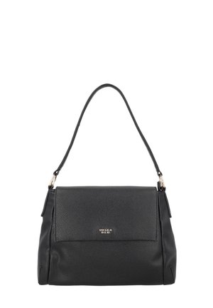 Borsa a tracolla in pelle nera con superficie strutturata, tracolla singola regolabile e patta con piega. Presenta un piccolo logo in rilievo sul davanti.