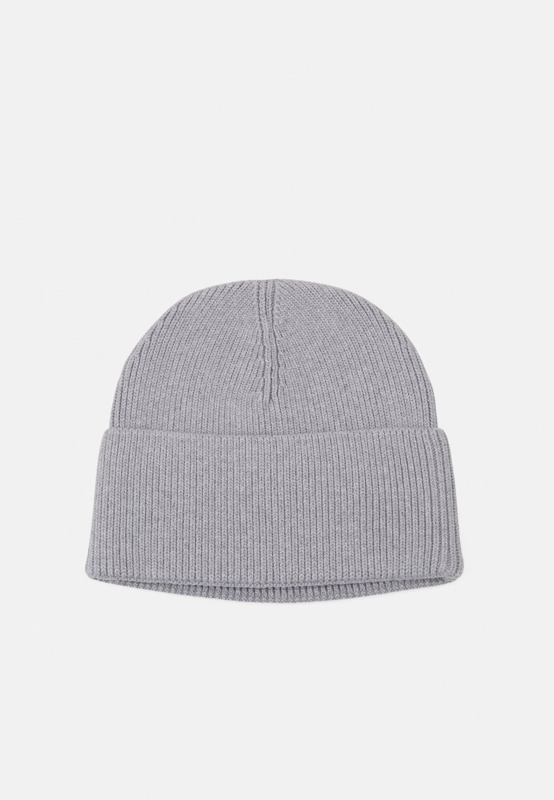Grau gestrickte Mütze aus geripptem Stoff, mit einem umgeschlagenen Bündchen und nahtlosem Oberteil, das eine enge Passform und eine weiche Textur bietet.