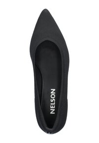 Zwarte, gebreide puntige instapper met een gladde binnenkant en een merk-inlegzool. Beschikt over een naadloos ontwerp en een flexibele bovenkant voor comfort.