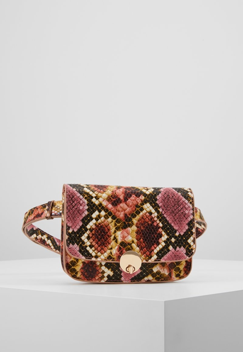Sac à main texturé avec un motif serpent rose, noir et jaune. Dispose d'un fermoir circulaire doré et d'une bandoulière réglable.