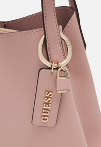 Guess SORA GIRLFRIEND CARRYALL - Handtas - mauve