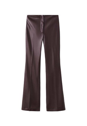 Pantalones acampanados marrones hechos de una tela suave con un acabado elegante. Presentan una cremallera frontal y una cinturilla limpia.