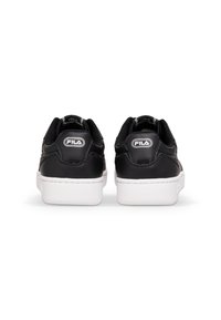 Sneaker in pelle nera con design testurizzato, suole in gomma bianca e dettaglio del logo sul retro. Presentano una collo imbottito e un sistema di allacciatura robusto.