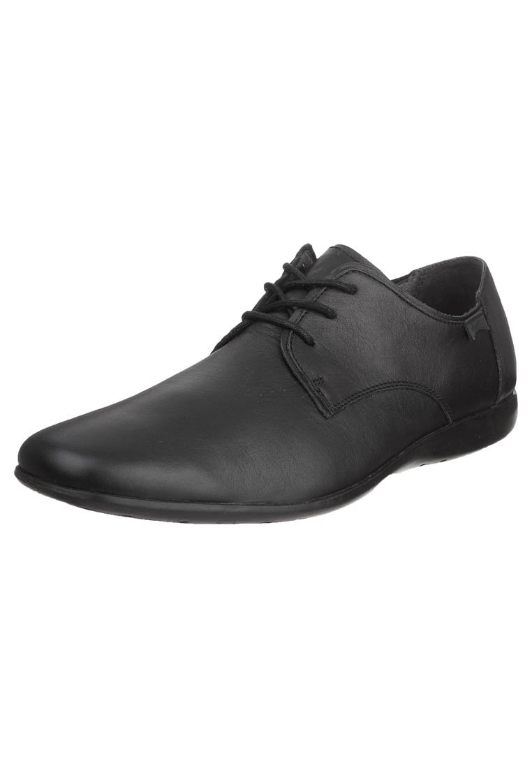 Chaussure habillée en cuir noir avec une finition lisse, design à lacets, bout rond et semelle flexible pour le confort et la facilité de mouvement.