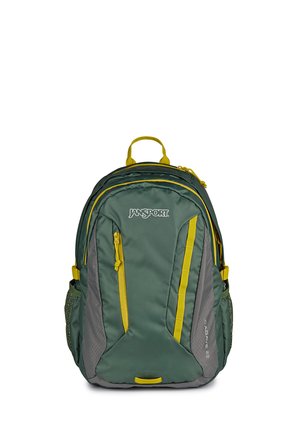 Sac à dos JanSport vert et gris avec des accents de fermeture éclair jaunes, plusieurs compartiments et poches latérales en filet.