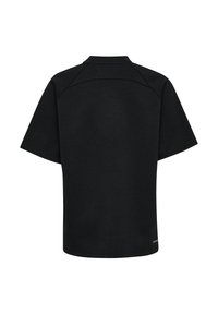 Sort t-shirt med korte ærmer lavet af glat stof, med rund hals, raglanærmer og et diskret brandlogo på den nedre kant.